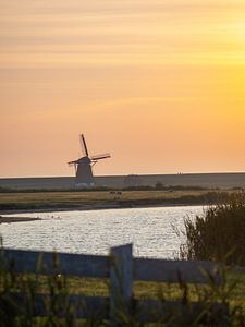 Paysage de polder de Texel avec moulin à vent sur Teun Janssen