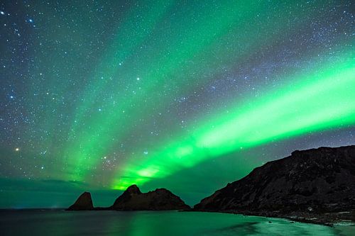 Noorderlicht boven het strand van Nykvag met een nachtelijke sterrenhemel