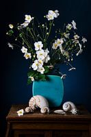 Japanse Anemoon stilleven met schelpen blauw wit