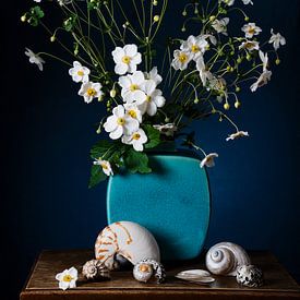Nature morte d'anémone japonaise avec coquillages bleu blanc sur Leoniek van der Vliet