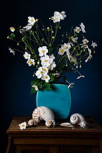 Nature morte d'anémone japonaise avec coquillages bleu blanc
