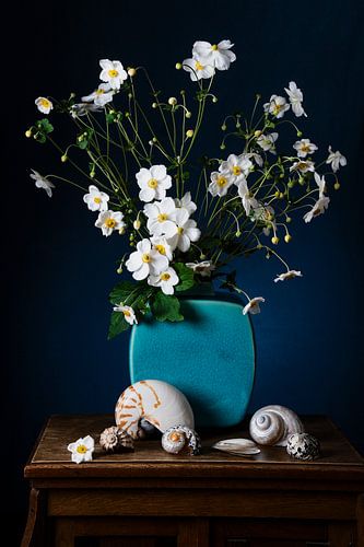 Nature morte d'anémone japonaise avec coquillages bleu blanc sur Leoniek van der Vliet