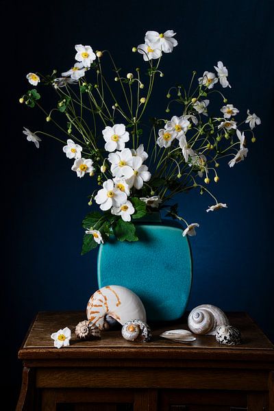 Japanse Anemoon stilleven met schelpen blauw wit van Leoniek van der Vliet