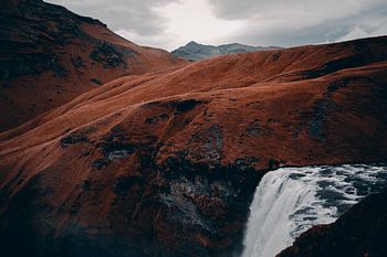 Dramatischer Wasserfall in Island