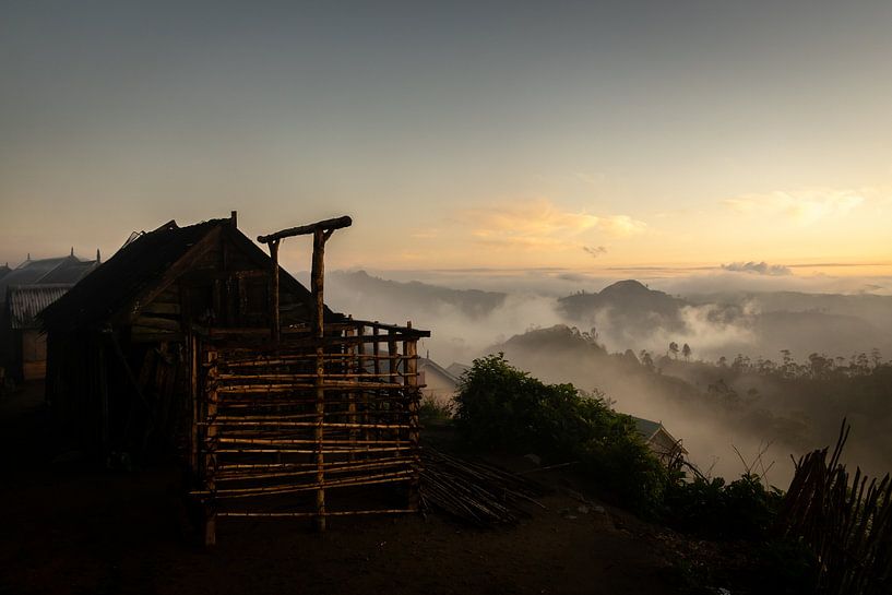 Madagaskar - Zonsopkomst in Zafimaniry dorp van Rick Massar
