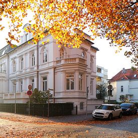 Maison colorée et illuminée au crépuscule sur Torsten Krüger