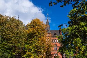 Blick auf das Ständehaus in Rostock im Herbst