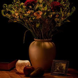 Stilleven met bloemen in schemerige sfeer van Ton Gorter
