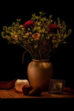 Stilleben mit Blumen in dunkler Atmosphäre von Ton Gorter