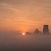 Nebliger Sonnenaufgang am Turm von Ransdorp 1 von Jeroen de Jongh