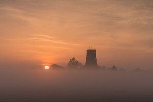 Nebliger Sonnenaufgang am Turm von Ransdorp 1