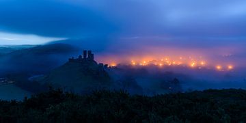 Le château de Corfe dans la brume sur Denis Feiner