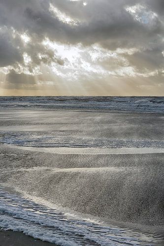 Ruige zee vanaf het strand van Egmond