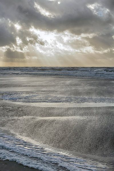 Ruige zee vanaf het strand van Egmond van Ronald Smits