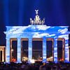 Brandenburger Tor Berlin in besonderem Licht mit Wolken-Projektion von Frank Herrmann