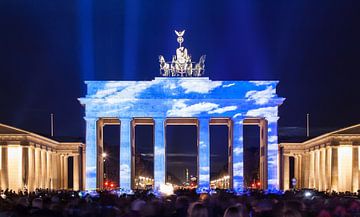 Porte de Brandebourg Berlin sous une lumière particulière avec projection de nuages