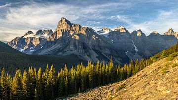 Berggipfel am Moraine Lake im frühen Morgenlicht. von Gunter Nuyts