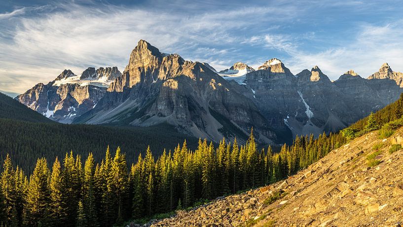 Les sommets des montagnes du lac Moraine dans la lumière du petit matin. par Gunter Nuyts