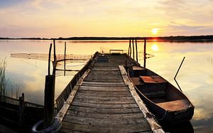 Alter Holzsteg im Sonnenuntergang