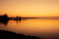 Oranje zonsondergang boven het Gooimeer met eendjes