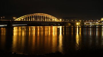 Waalbrug bij nacht Nijmegen van Gerard van der Vries