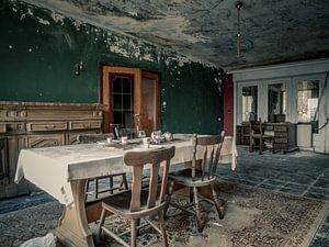 Eettafel met Stoelen in een Verlaten Vervallen Villa van Art By Dominic
