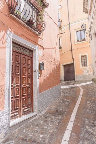 Straatbeeld van pastelkleurig dorp in het zuiden van Italië