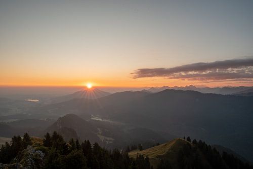 Zonsopgang op de Grünten met uitzicht op de Grüntensee en de Zugspitze