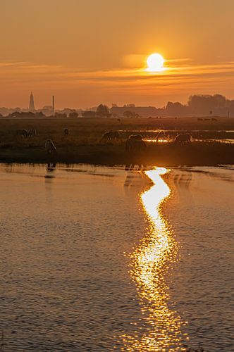 Niederländische Landschaft mit Kirchturm und Pferden bei Sonnenaufgang