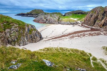 Idyllisch strand op mystiek eiland Iona van Rob IJsselstein