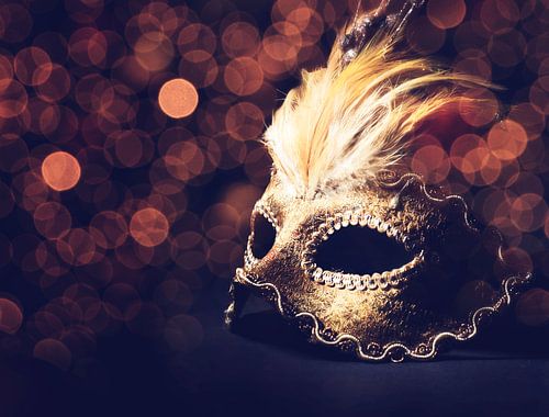 Nature morte représentant un masque vénitien orné d'or et de plumes pour le bal masqué du carnaval