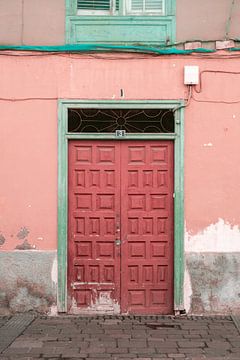 Oude houten deur | Foto print Tenerife | Kleurrijke reisfotografie Spanje van HelloHappylife
