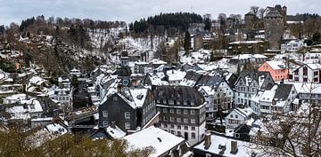 L'hiver dans le village historique de Monschau dans l'Eifel allemand sur Peter Haastrecht, van