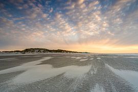 Sonnenuntergang mit Schafswolken von Laura Vink