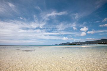 Een mooi tropisch eiland in Thailand. Een panoramisch strand op koh samui. van Tjeerd Kruse