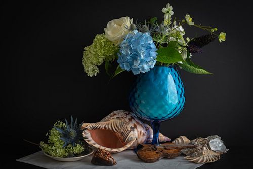 Nature morte de maîtres du 17e siècle avec vase empoli bleu