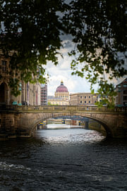 De Monbijoubrug in Berlijn van Heiko Kueverling