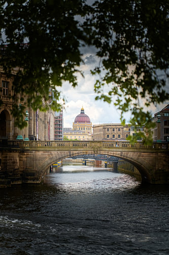 De Monbijoubrug in Berlijn van Heiko Kueverling