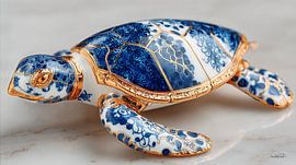 Schildkröte in Delfter Blau und Gold auf weißem Marmorgrund von Gelissen Artworks