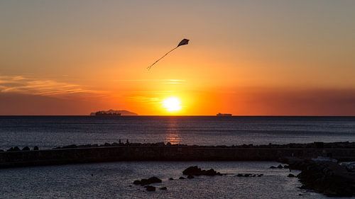 Zonsondergang met vlieger, Livorno, Italië van Guido van Veen