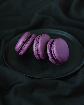 Lila Macarons im Rampenlicht