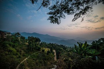 Crépuscule sur la vallée au Népal sur Ellis Peeters
