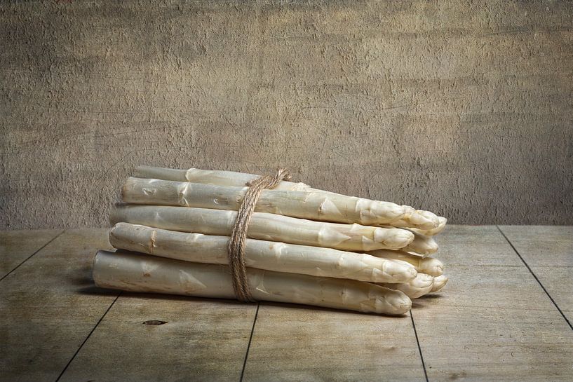 Bundle of asparagus by René Ouderling