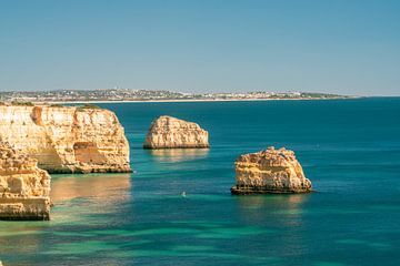 Schweifender Blick entlang der Küste der Algarve Portugal