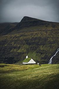 Kerkje op de Faeröereilanden van Mitchell Routs