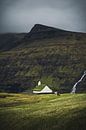 Kerkje op de Faeröereilanden van Mitchell Routs thumbnail