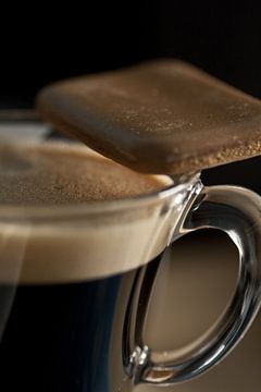 Kaffeetasse mit Kaffeekeks am Rand von Margriet Hulsker