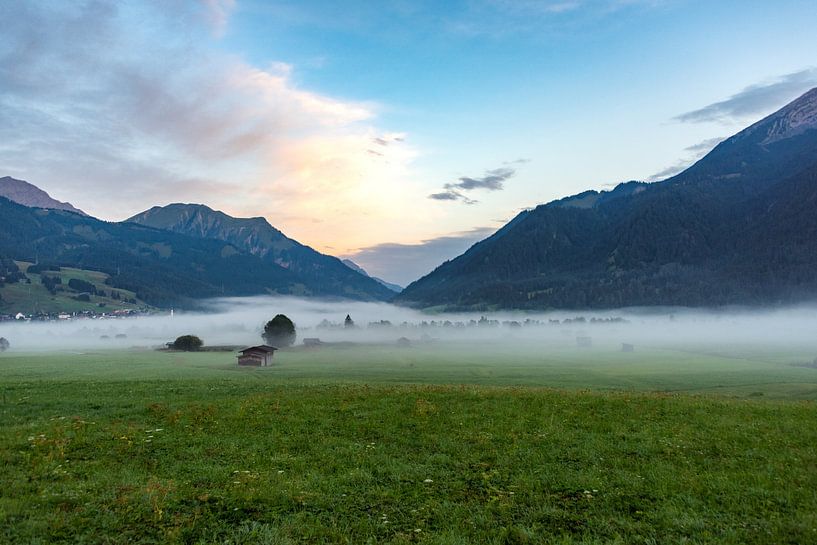 Autriche, brouillard au sol pendant le lever du soleil Lermoos - Moos par Peter Roovers