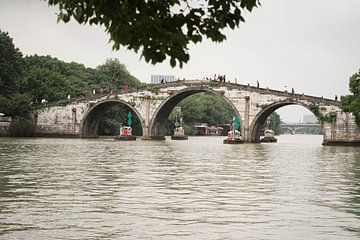 De traditionele Gongchen Bridge Hangzhou van Jarno Groote