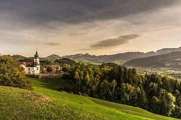 Dorpskerk met uitzicht op de Appenzeller Alpen, Zwitserland van Conny Pokorny